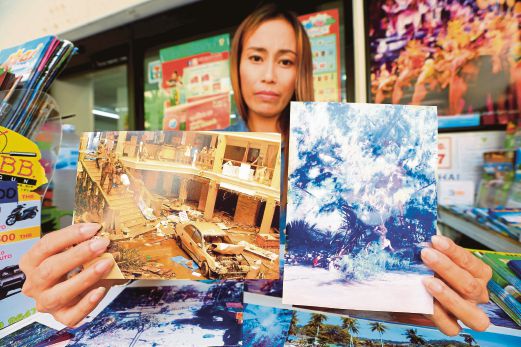DEENA menunjukkan gambar kemusnahan Pantai Patong akibat tsunami pada 26 Disember 2004, di Phuket Thailand.