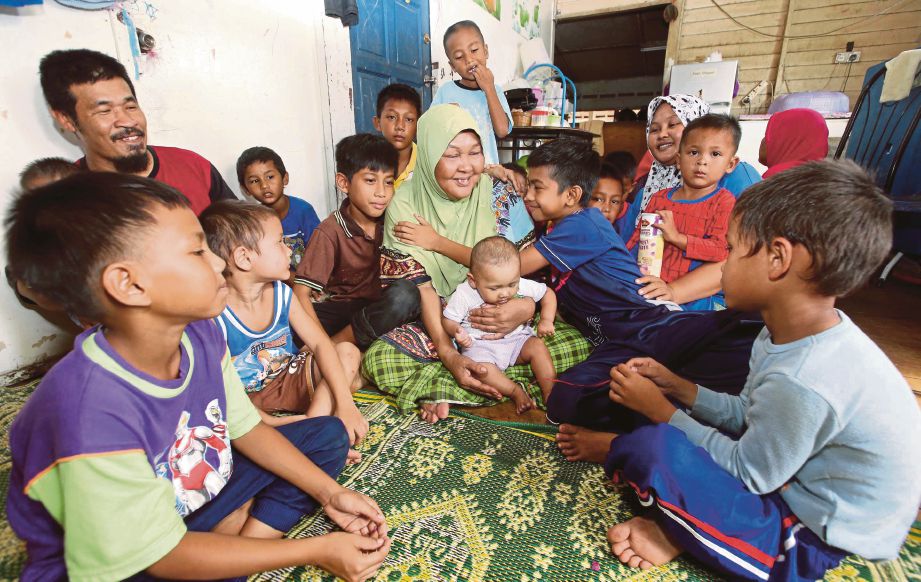 Kamsiah  menceritakan kepayahan dan kesukaran ditanggung dirinya dan suami kepada cucu mereka ketika bertemu di rumah di Kampung Baru, Bukit Setongkol. 