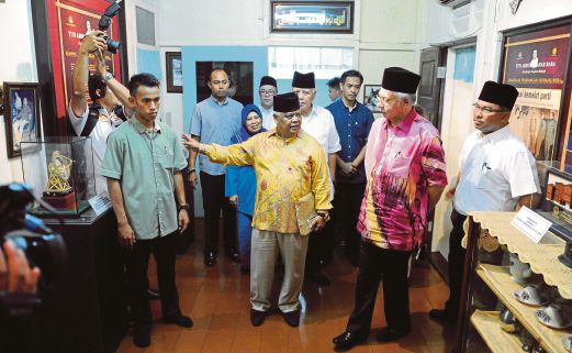  Mohd Tamrin  (tengah) menunjukkan gambar kenangan bapanya  kepada Najib ketika melawat memorial selepas majlis bacaan tahlil dan doa selamat sempena 10 tahun pemergian  Allahyarham Tun Abdul Ghafar  di Memorial Tun Abdul Ghafar Baba, Peringgit, Melaka. Gambar kecil, Tun Abdul Ghafar. 