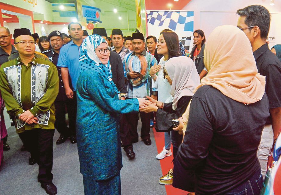 Tunku Azizah Aminah  melawat ruang pameran Media Prima Berhad sempena MSAM 2017 di Dataran Temerloh. 