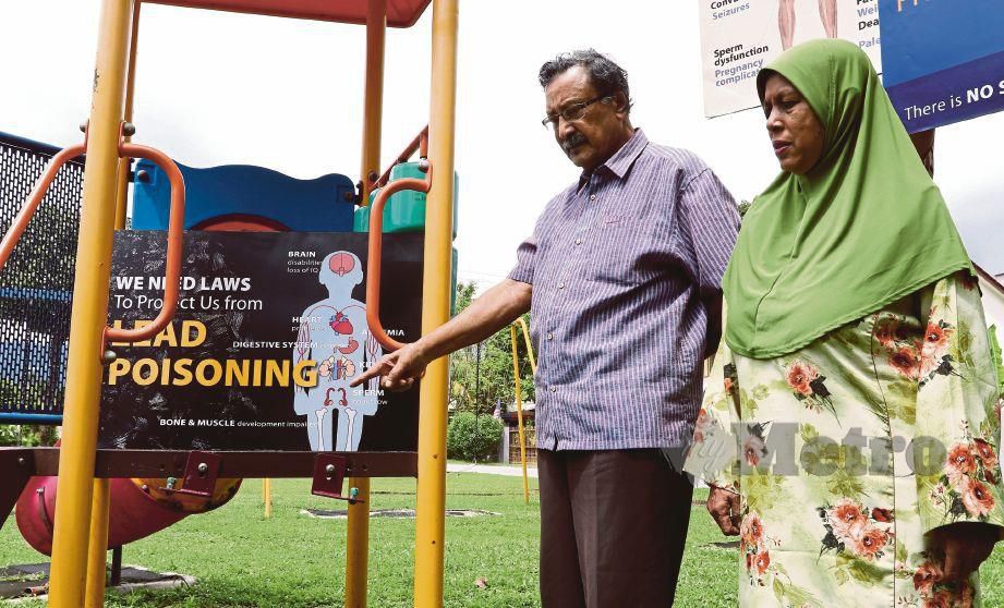 MOHIDEEN (kiri) menunjukkan cat berplumbum tinggi yang digunakan pada alat permainan di Jalan Masjid Negeri, Pulau Pinang. 