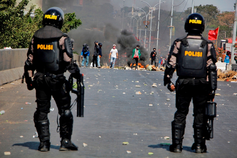 POLIS menyuraikan penunjuk perasaan di Jakarta, Indonesia. FOTO: AFP