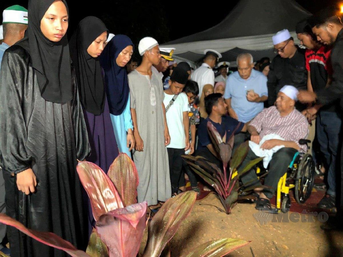 ANAK Allahyarham Noor Rahiza hadir pada pengebumian ibu mereka di Tanah Perkuburan Islam Masjid Haji Nyak Gam, Kampung Ruat. FOTO Zuliaty Zulkiffli.
