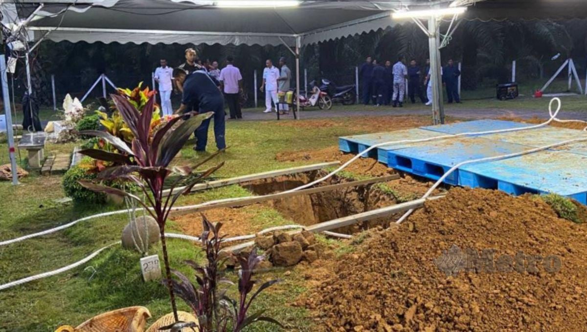  Kerja menggali liang lahad untuk pengebumian Allahyarham Muhamad Amir di Kampung Felcra Bukit Kepong, malam ini. Gambar/Video Alias Abd Rani