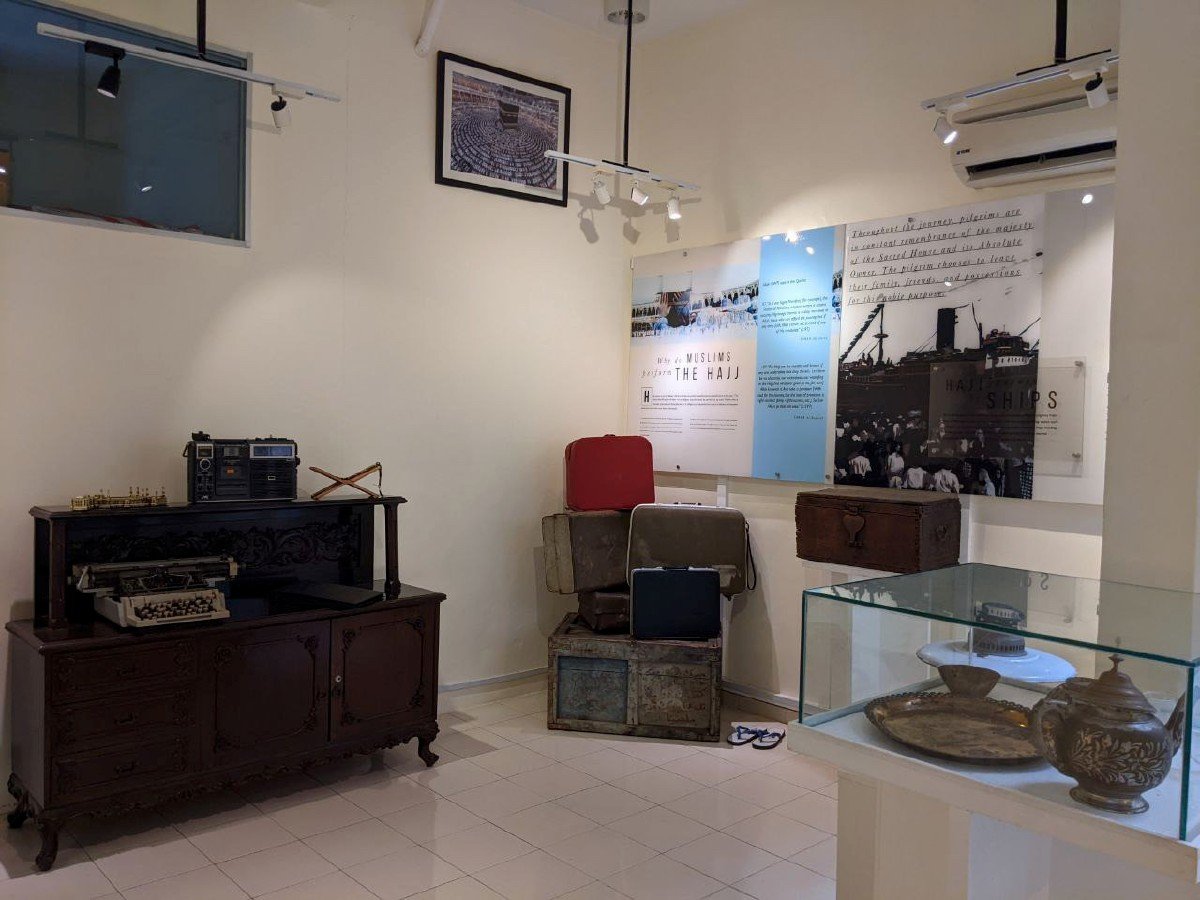 SEBAHAGIAN daripada lebih 40 koleksi barangan lama berkaitan dengan Masjid Melayu Lebuh Acheh kini ditempatkan di Galeri Haji Pulau Pinang. Foto Zuhainy Zulkiffli
