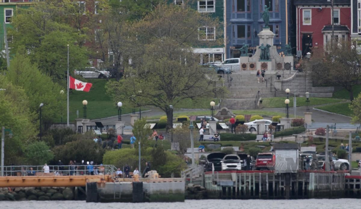 BENDERA Kanada dikibar separuh tiang sebagai menghormati kematian lima mangsa kapal selam Titan yang melakukan pelayaran ke bangkai Titanic di Lautan Atlantik. FOTO  Reuters.