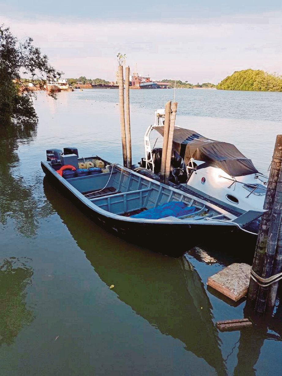  bot gentian kaca yang diguna  penyeludup di  perairan Bagan Lalang, Selangor, semalam.