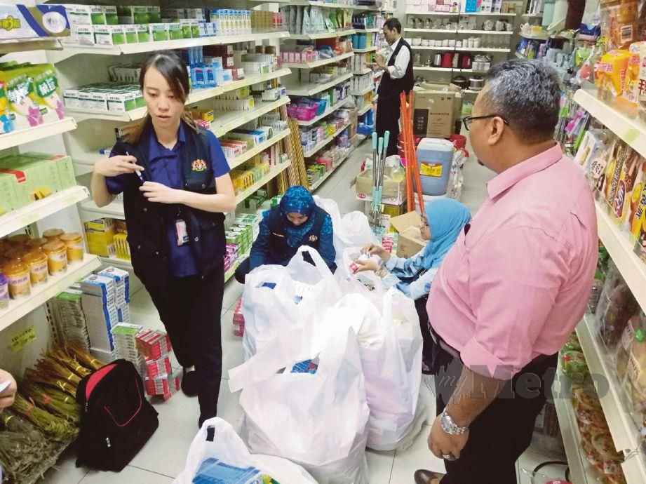 PEGAWAI Bahagian Perkhidmatan Farmasi Wilayah Persekutuan Kuala Lumpur dan Putrajaya merampas pelbagai ubat-ubatan tidak berdaftar.