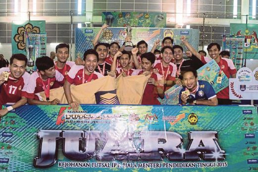 PEMAIN UiTM ceria selepas menjuarai Grand Final Futsal IPT 2015 di UIA Kuantan, baru-baru ini.