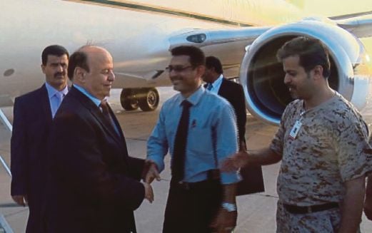  ABED Rabbo disambut oleh pegawai Yaman ketika tiba di Lapangan Terbang Aden, awal semalam. 
