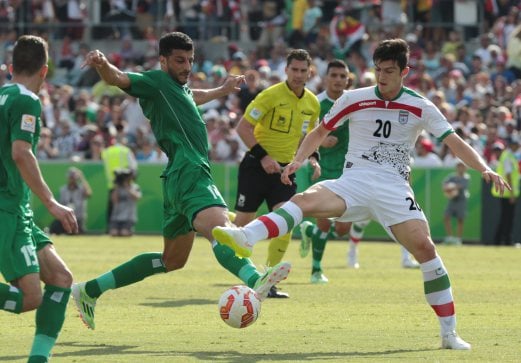 SALAM (kiri) cuba merampas bola daripada pemain Iran, Sardar Azmoun.