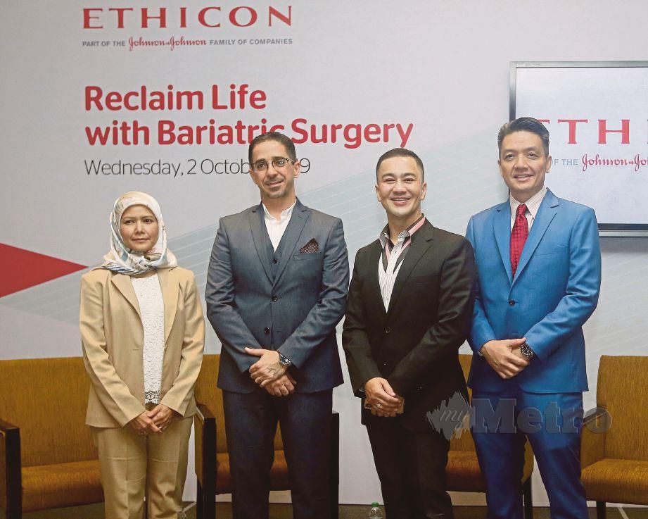 DR Mustafa (dua dari kiri) bersama Dr Norlaila (kiri), Ketua Kumpulan Pembedahan Global Johnson & Johnson Malaysia, Christopher Henry (kanan) dan Prof Chef Zam yang juga bekas pesakit yang pernah menjalani pembedahan bariatrik.