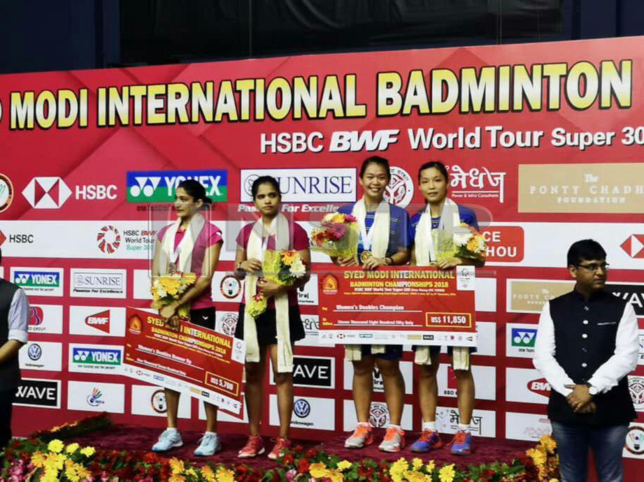 MEI KUAN dan Meng Yean (kanan) ketika majlis penyampaian hadiah selepas memenangi kejohanan badminton Antarabangsa Syed Modi. FOTO Persatuan Badminton Malaysia