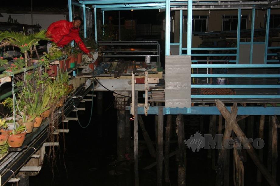 ADIK ipar bapa mangsa menunjukkan lokasi mangsa dipercayai jatuh di Kampung Patau-Patau 1, Labuan. FOTO ihsan Polis 