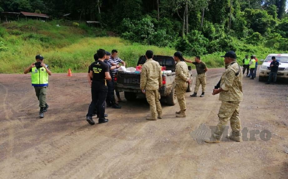 ANGGOTA penguatkuasa memeriksa kenderaan ketika Ops Taskforce Bersepadu. FOTO ihsan Jabatan Perhutanan Sabah