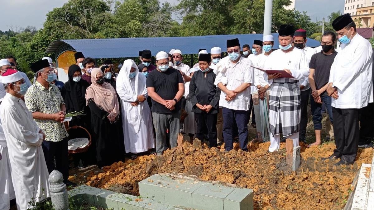 JENAZAH Mohamad Aziz selamat dikebumikan di Tanah Perkuburan Islam Bukit Aliff, Johor Bahru. FOTO Nurul Amanina Suhaini