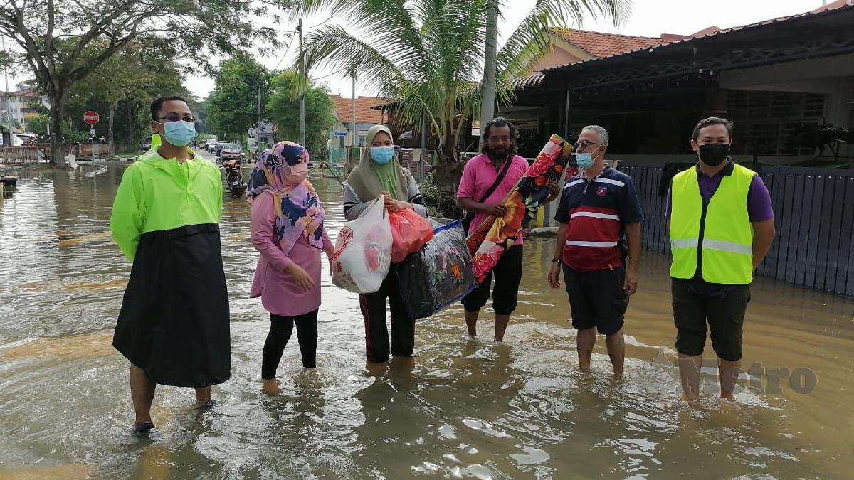 CHE Norhayati (dua kiri) menyerahkan bantuan kepada mangsa banjir di empat kawasan di Selangor. FOTO ihsan Che Norhayati Mohamed
