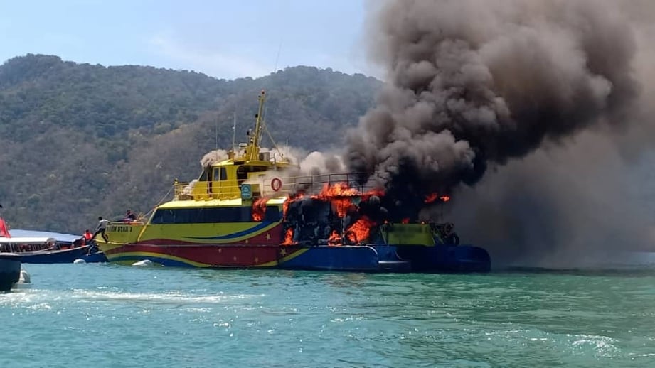 FERI penumpang terbakar di perairan Langkawi. FOTO ihsan pembaca