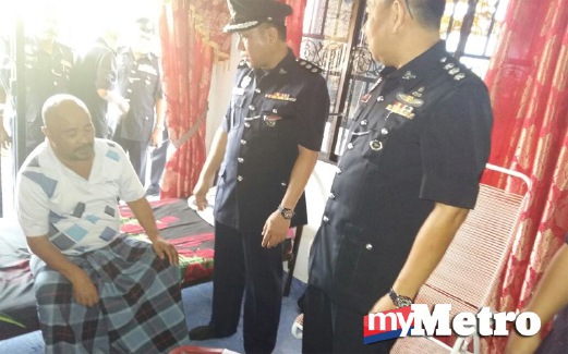 BEKAS polis Nazri Mansor, 54, menerima kunjungan wakil IPD Port Dickson sempena Hari Polis ke-209. FOTO Mohd Khidir Zakaria