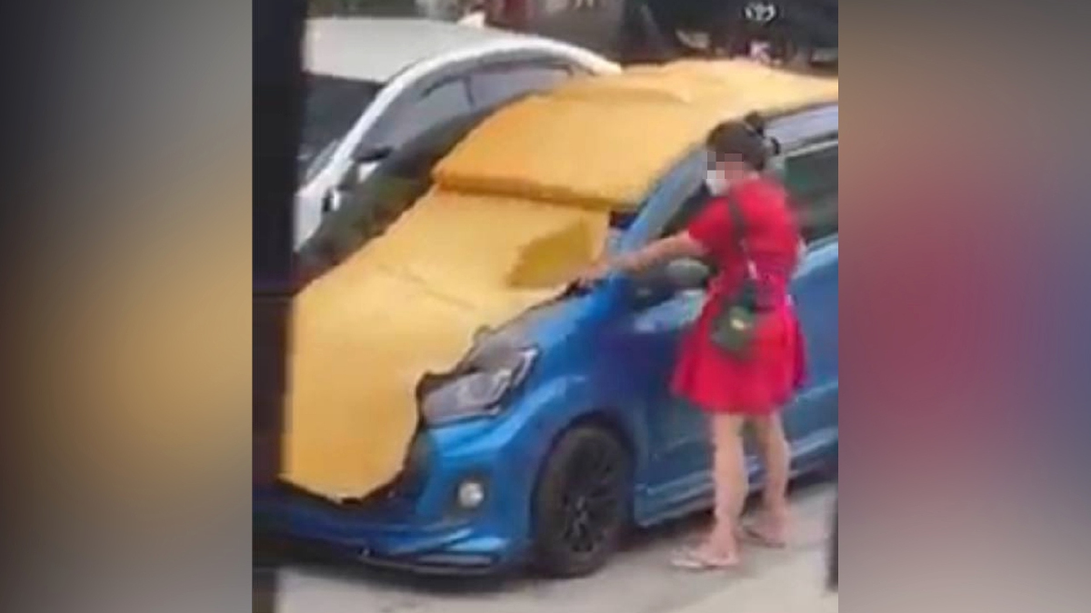 PETIKAN video tular menunjukkan seorang wanita merosakkan kereta.
