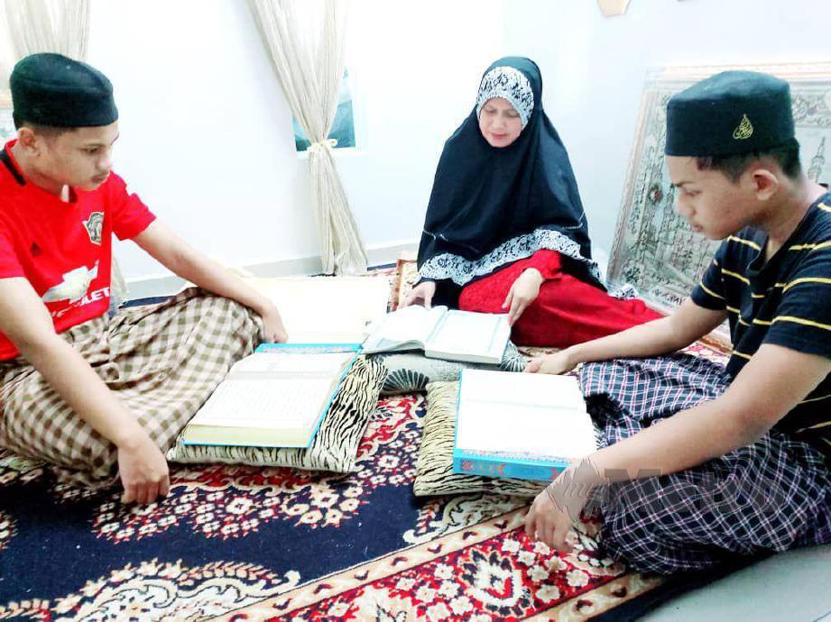 ANIDAH Basri bersama dua orang anak lelakinya menghabiskan masa terluang dengan bertadarus di rumah mereka. FOTO ihsan pembaca