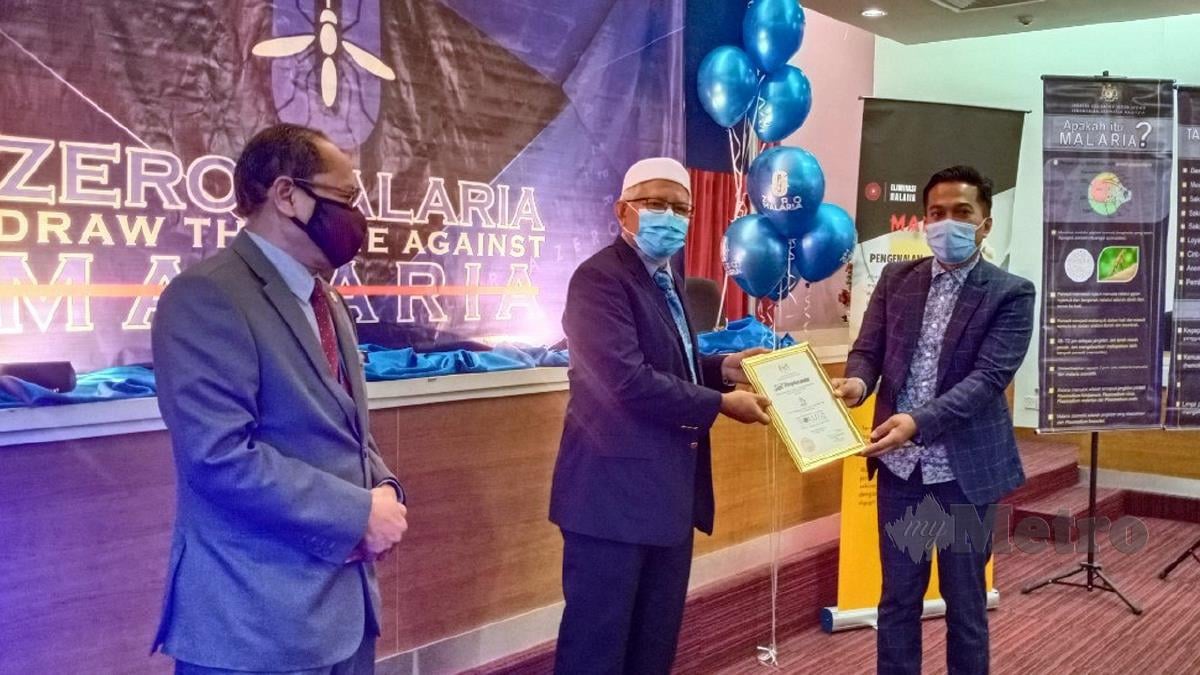 DR Mohd Hayati (tengah) menyerahkan sijil penghargaan kepada pihak terbabit dalam Sambutan Hari Malaria Sedunia peringkat negeri Kedah.FOTO Noorazura Abdul Rahman