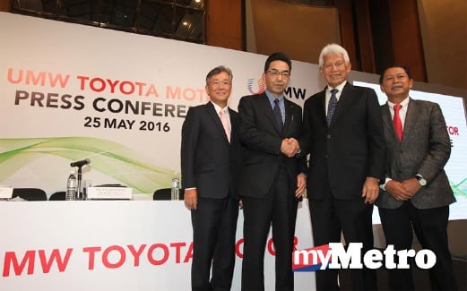 Pengerusi UMW Group, Tan Sri Asmat Kamaludin (dua kanan) bersama Pegawai Pengurus Toyota Motor Corporation, Tatsuro Takami (dua dari kiri) selepas sidang akhbar. FOTO Surianie Mohd Hanif
