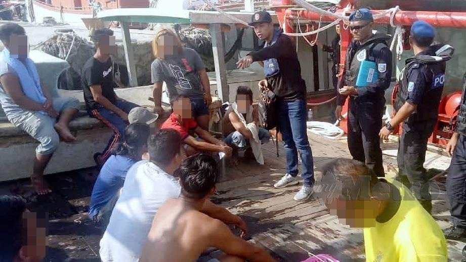 PASUKAN Polis Marin melakukan pemeriksaan ketika Ops Gelora Khas. FOTO ihsan PPM