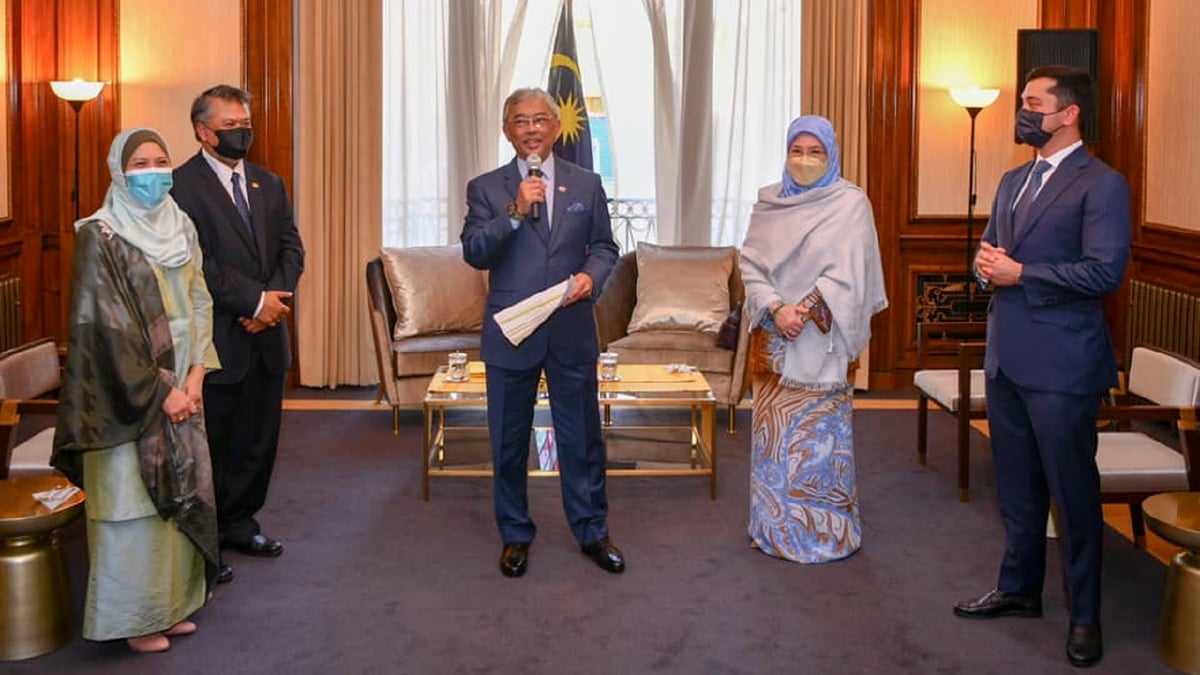 AL-SULTAN Abdullah (tiga kiri) dan Tunku Azizah (dua kanan) berkenan berangkat melawat  Suruhanjaya Tinggi Malaysia. FOTO Faecbook Istana Negara