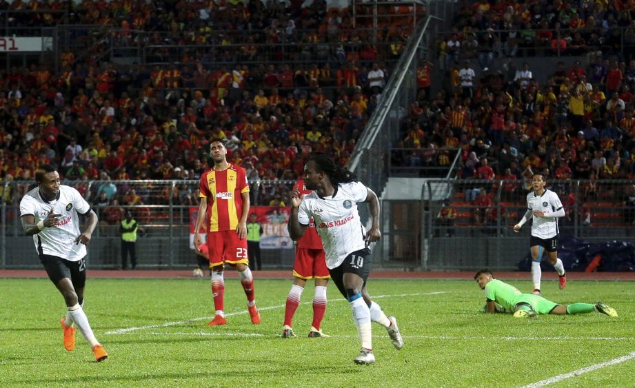 FORKEY Doe (kanan) meraikan jaringan ketika menentang Selangor pada saingan Liga Super 2018 di Stadium Bolasepak Kuala Lumpur, sebentar tadi. - FOTO ROSDAN WAHID