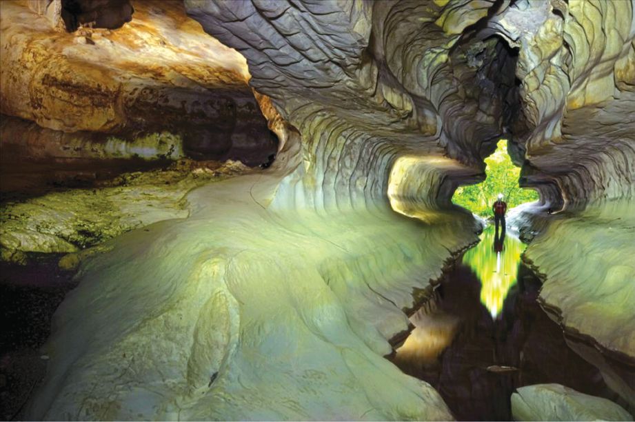 BAYANG-BAYANG cahaya terbentuk di permukaan air kelihatan seperti susuk tubuh di Gua Hantu Menari.