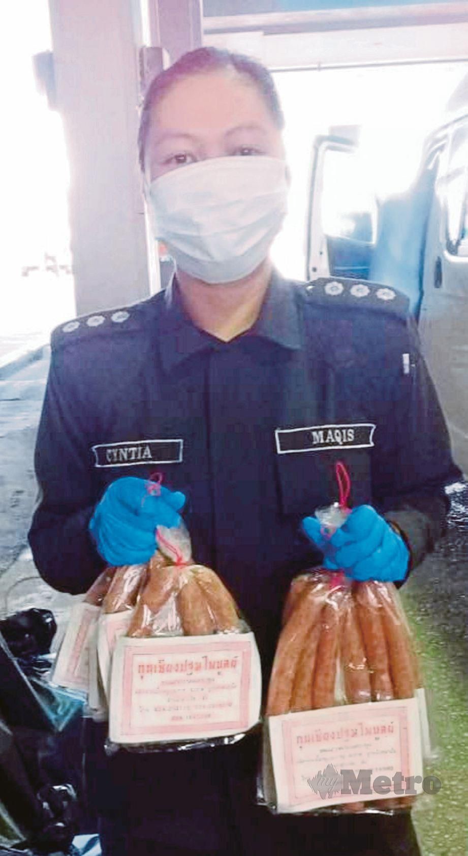 PEGAWAI Maqis Kelantan menunjukkan sebahagian produk daging babi yang dirampas.