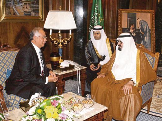 GAMBAR fail bertarikh 18 Julai 2009 ini dirakam ketika lawatan empat hari Najib (kiri) di Istana Raja Abdullah (kanan) di Jeddah. 