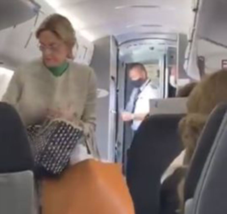 SEORANG penumpang wanita America Airlines diminta keluar daripada pesawat kerana enggan memakai pelitup muka. FOTO Twitter