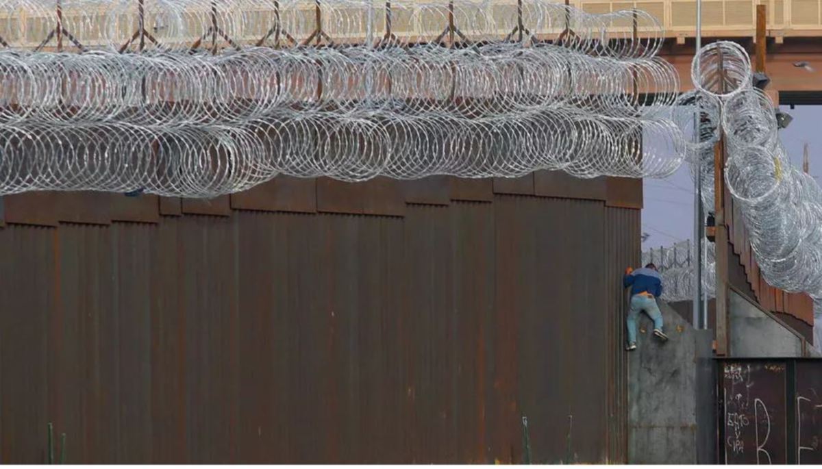 PENDATANG haram memanjat pagar untuk memasuki AS dari Ciudad Juarez, Mexico. 