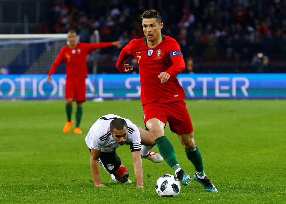 AKSI Ronaldo ketika menentang Mesir, awal pagi tadi. - FOTO REUTERS