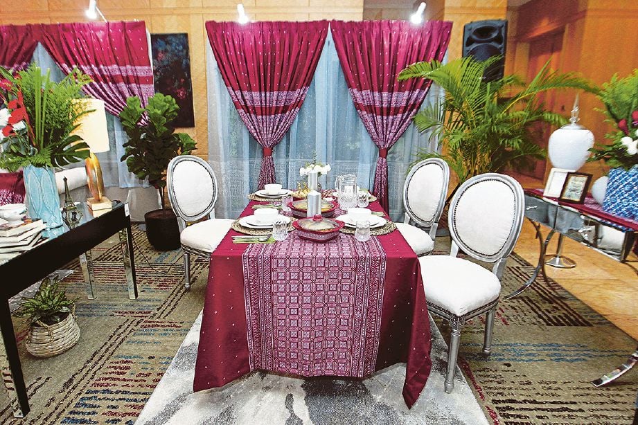 SEDONDON alas meja bersama hiasan mangkuk kaserol tampil dengan latar warna sama. 