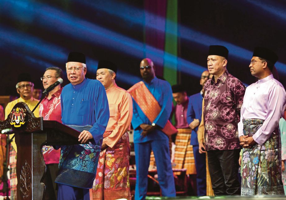 NAJIB   berucap selepas merasmikan Majlis Rumah Terbuka Malaysia Aidilfitri 2016, malam tadi.