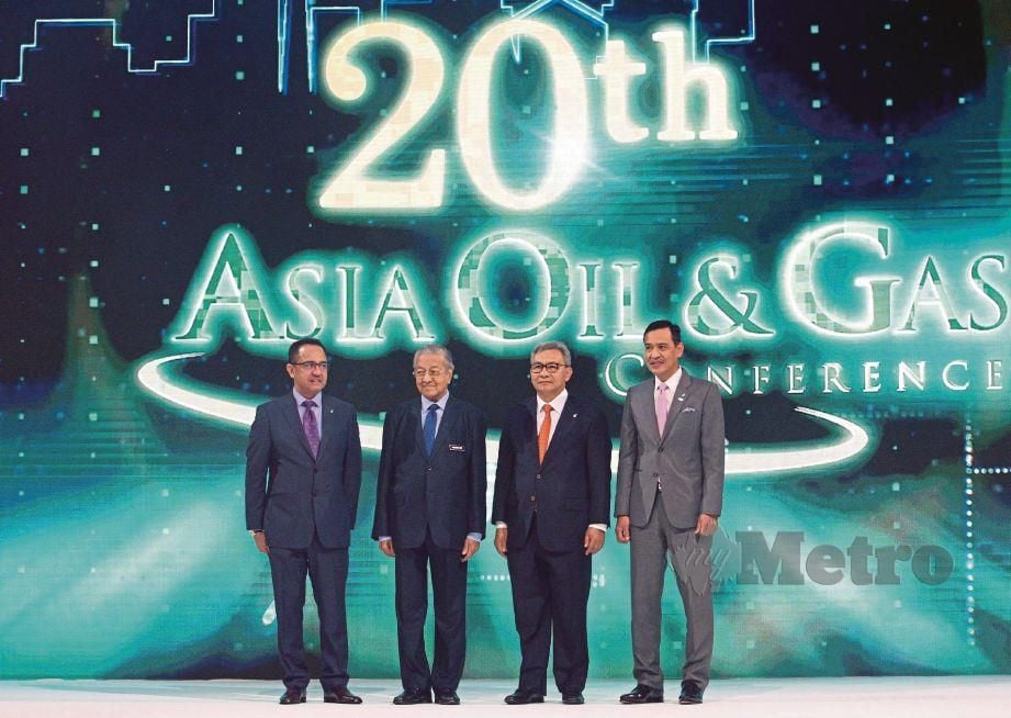  DR Mahathir  bersama  Wan Zulkiflee  (kiri),  Ahmad Nizam serta Pengerusi Jawatankuasa Penganjuran AOGC, Mohd Yusri Mohamed Yusof (kanan) pada persidangan AOGC ke-20 di  Kuala Lumpur, semalam.