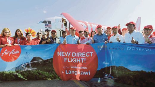  NAJIB bersama  Tony  (tengah), Mukhriz  (dua dari kanan) dan  Tiong Lai (lima dari kanan)  bersama kakitangan AirAsia  menyambut ketibaan penerbangan sulung pesawat AirAsia  dari Guangzhou, China di Lapangan Terbang Antarabangsa Langkawi.