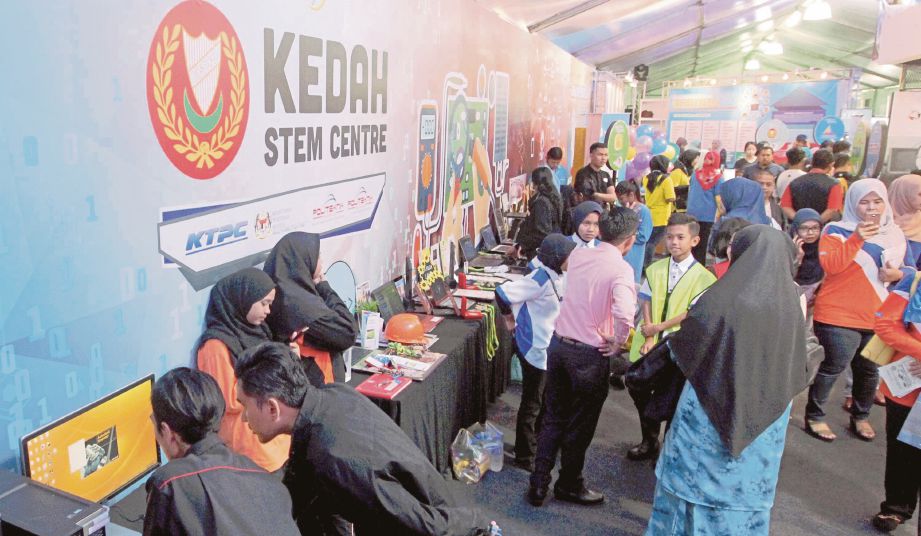 Pengunjung meluangkan masa melawat gerai pameran yang menyertai Ekspo Muafakat Kedah di pekarangan Stadium Darul Aman. 