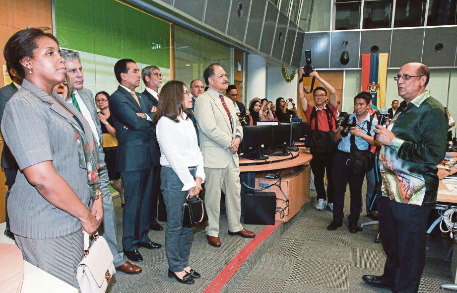 PARDIP (kanan)  memberi taklimat kepada duta dari Kedutaan Amerika Latin yang membuat lawatan ke Pusat Pengurusan Pengangkutan (ITIS), Seri Kembangan.