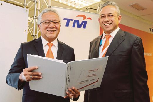 ZAMZAMZAIRANI  (kanan) bersama Ketua Pegawai Kewangan, Datuk Bazlan Osman menunjukkan laporan kewangan 2015 TM.