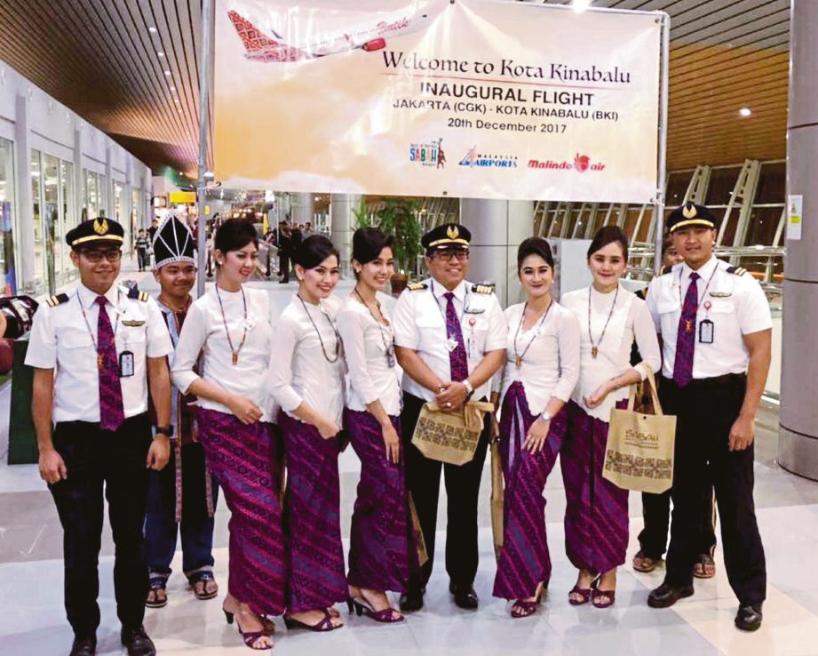 JURUTERBANG dan kru kabin Batik Air pada majlis ketibaan penerbangan sulung Batik Air dari Indonesia ke Kota Kinabalu, semalam.