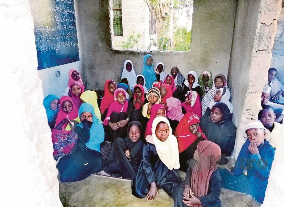 MURID miskin  sekolah agama Nuurul Hudaa Islamic di pedalaman Tanzania yang mengharapkan bantuan untuk meneruskan pendidikan. 