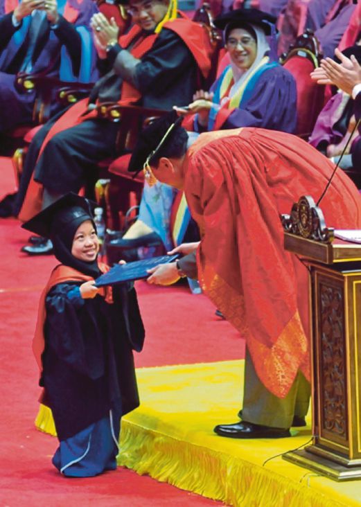 EMY Aridah menerima Ijazah Sarjana Muda Perakaunan dengan Kepujian daripada Mohd Harun.