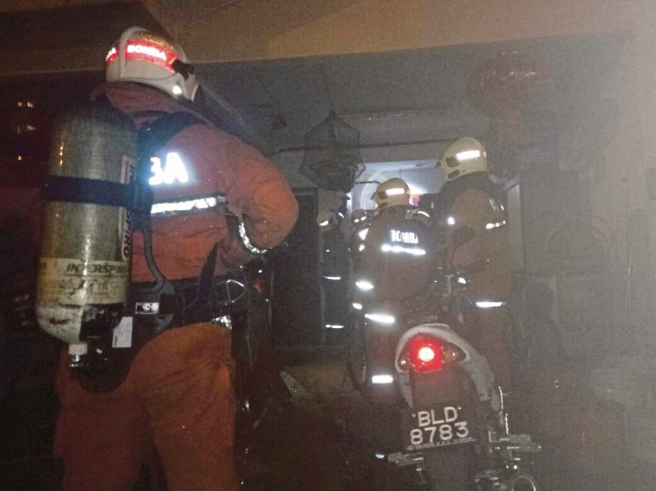 anggota  bomba memadamkan kebakaran di rumah teres dua tingkat, awal pagi semalam.