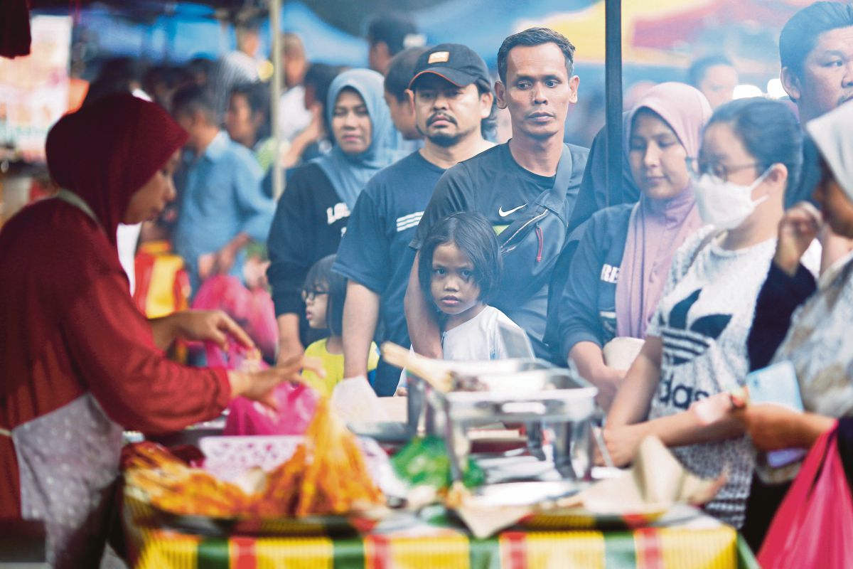 PENGUNJUNG membeli juadah berbuka puasa ketika tinjauan di Bazar Ramadan Seksyen 7, Bandar Baru Bangi. FOTO AIZUDDIN SAAD