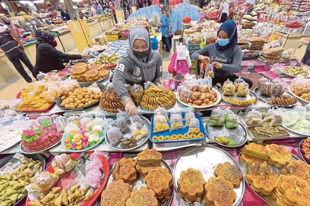 ALIA Nabila (kiri) dan Faiqah Dayana  menjual pelbagai kuih  di Bazar Ramadan Pasar Batu Enam. Gerai kuih-muih Samsiah sudah tidak asing lagi dalam kalangan penduduk setempat. FOTO Ghazali Kori 