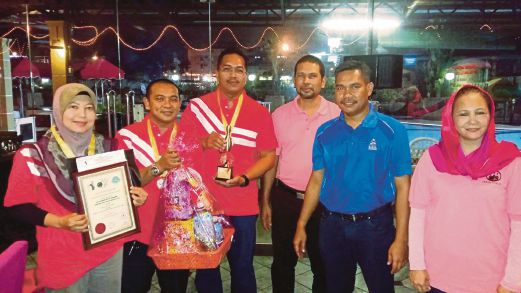 HAMDAN bergambar bersama pemenang selepas menyampaikan hadiah pertandingan bowling di Megalanes, Kuantan.